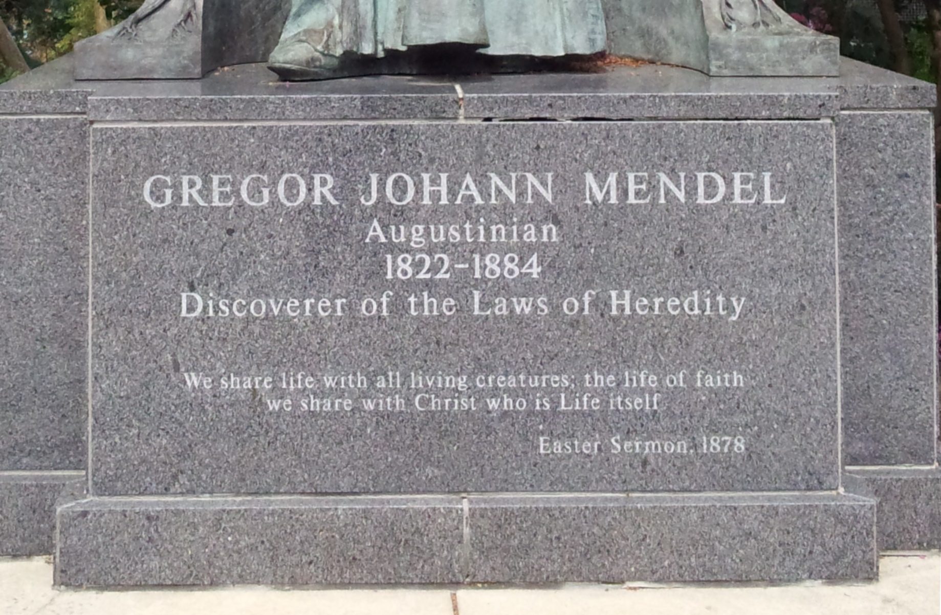 Gregor Mendel's monument, Philadelphia (by Daniel Arasa) (3).jpg